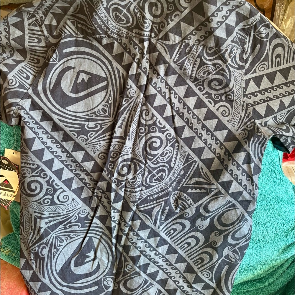 NWT…Boys Quiksilver Black and Gray Geometric Shirt in size large 16-18